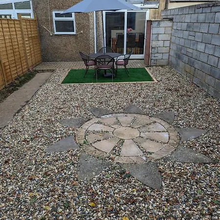 The Crescent, 3 Bed House With 2-3 Parking Spaces, Great For Contractors And Family Greenhithe Exterior photo