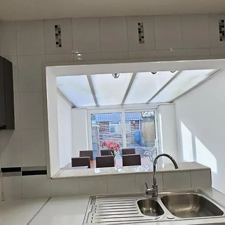 The Crescent, 3 Bed House With 2-3 Parking Spaces, Great For Contractors And Family Greenhithe Exterior photo