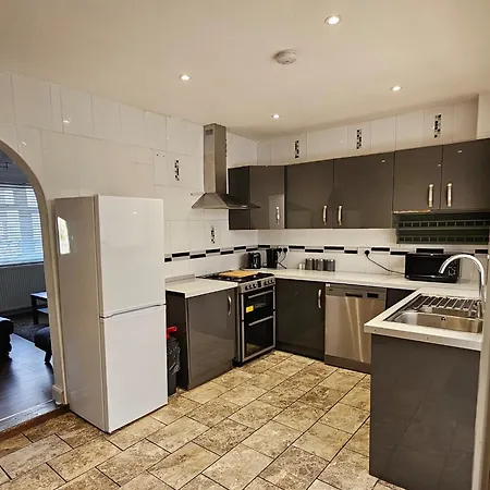 The Crescent, 3 Bed House With 2-3 Parking Spaces, Great For Contractors And Family Greenhithe Exterior photo
