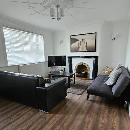 The Crescent, 3 Bed House With 2-3 Parking Spaces, Great For Contractors And Family Greenhithe Exterior photo