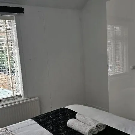 The Crescent, 3 Bed House With 2-3 Parking Spaces, Great For Contractors And Family Greenhithe Exterior photo