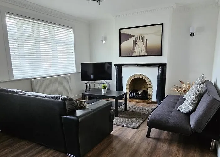 The Crescent, 3 Bed House With 2-3 Parking Spaces, Great For Contractors And Family
