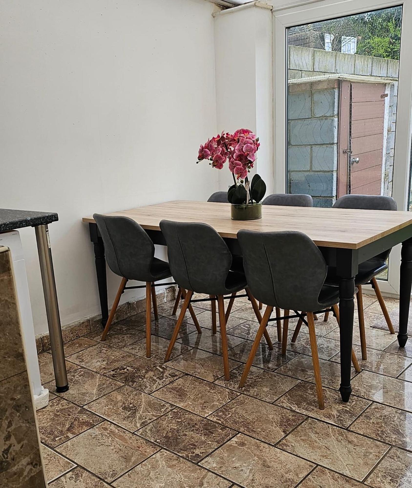 The Crescent, 3 Bed House With 2-3 Parking Spaces, Great For Contractors And Family Greenhithe