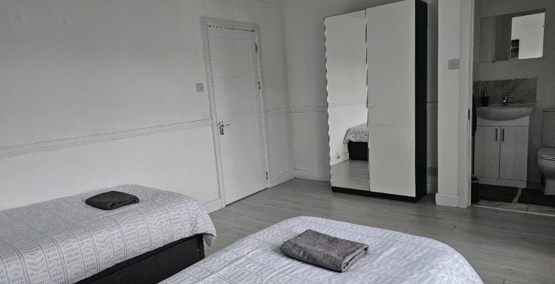 The Crescent, 3 Bed House With 2-3 Parking Spaces, Great For Contractors And Family