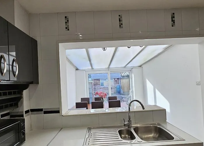 The Crescent, 3 Bed House With 2-3 Parking Spaces, Great For Contractors And Family