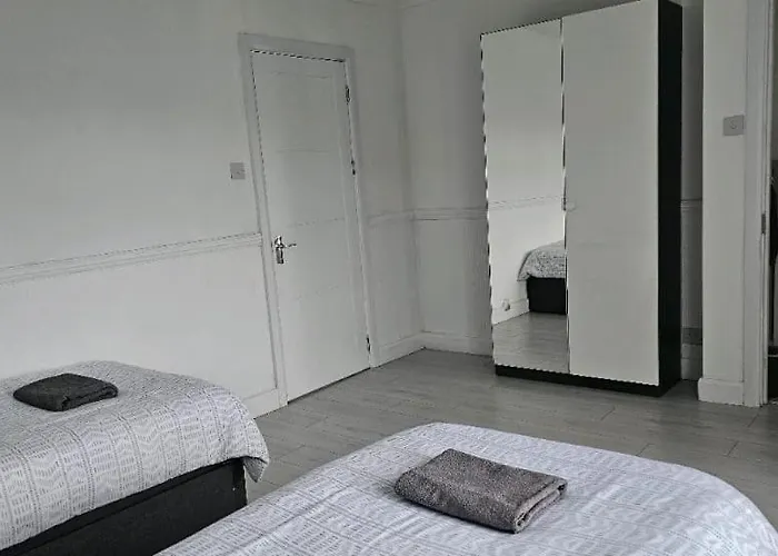 The Crescent, 3 Bed House With 2-3 Parking Spaces, Great For Contractors And Family
