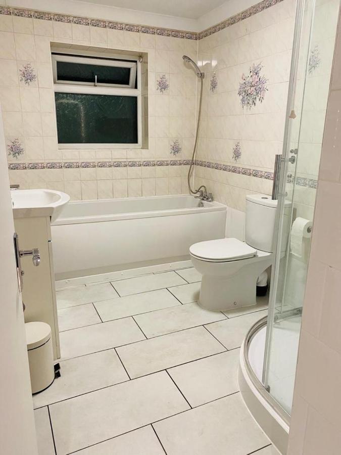 The Crescent, 3 Bed House With 2-3 Parking Spaces, Great For Contractors And Family Greenhithe