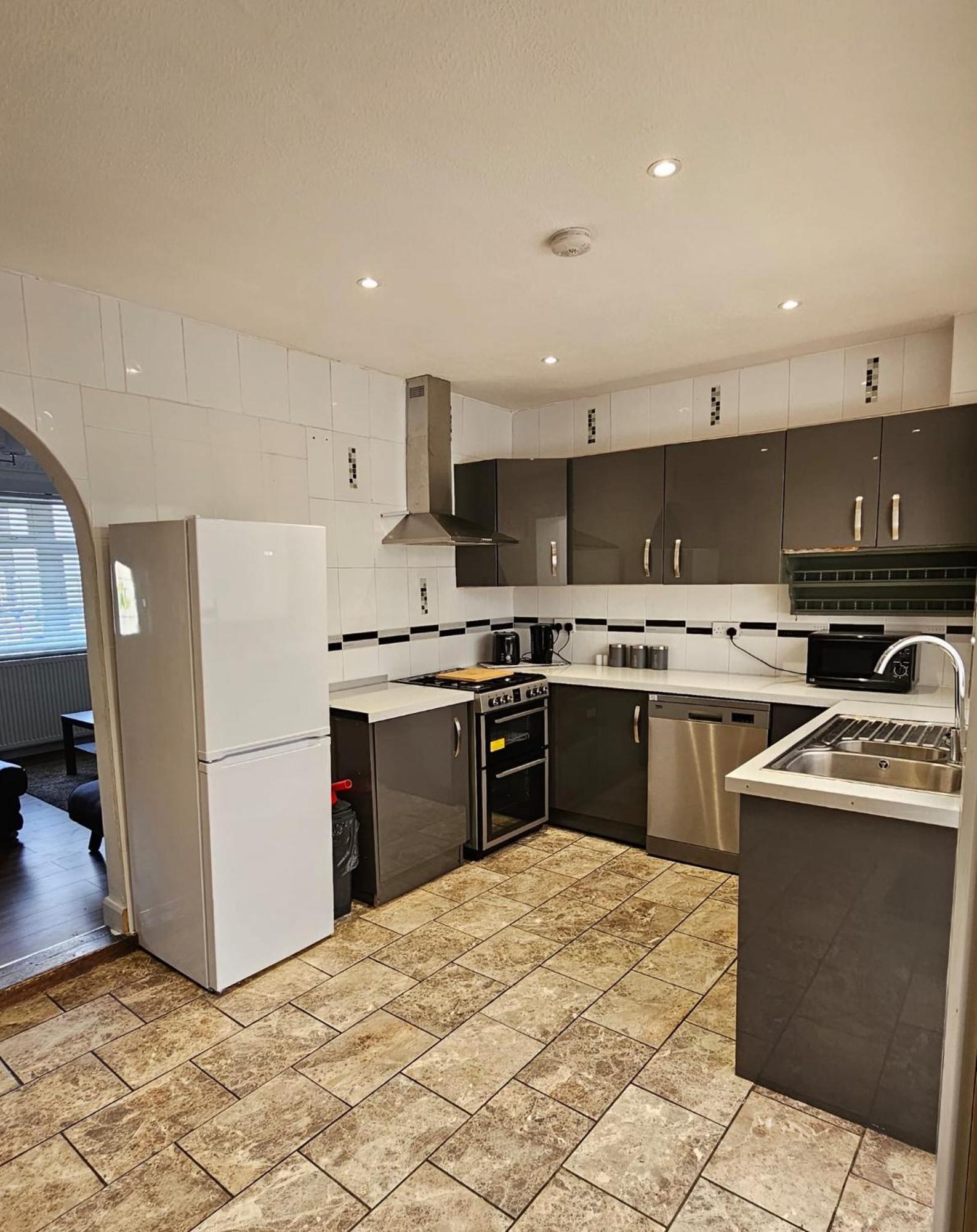 The Crescent, 3 Bed House With 2-3 Parking Spaces, Great For Contractors And Family Holiday home *