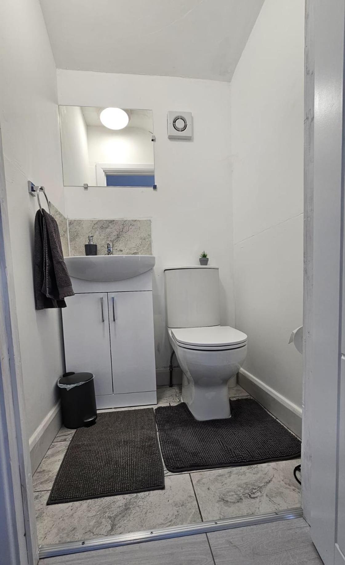 The Crescent, 3 Bed House With 2-3 Parking Spaces, Great For Contractors And Family Greenhithe