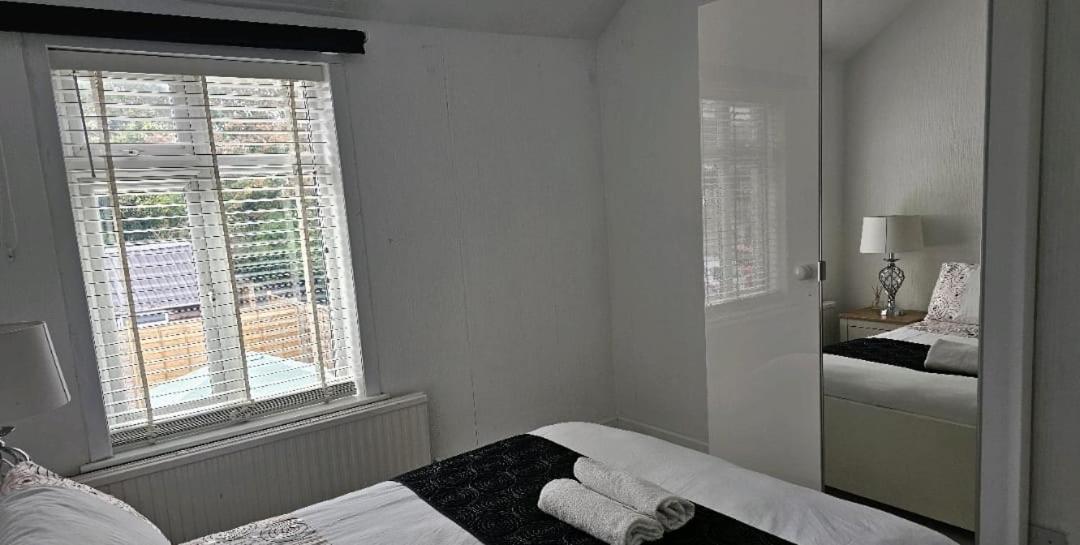 The Crescent, 3 Bed House With 2-3 Parking Spaces, Great For Contractors And Family Holiday home Greenhithe