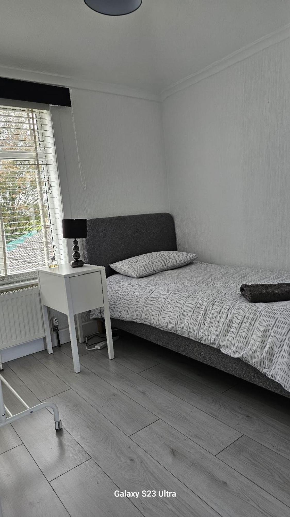 The Crescent, 3 Bed House With 2-3 Parking Spaces, Great For Contractors And Family